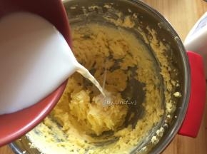 加入牛奶打均匀
