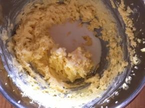 加入牛奶打均匀
