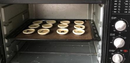 放入烤箱中层上下火180度烤18分钟，转上火200度烤至表面金黄