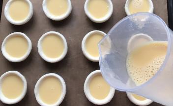 依次倒入蛋挞液，倒至八分满即可