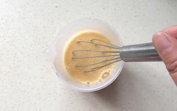 继续搅打均匀，这个过程也要久一点