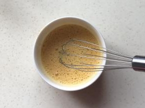 鸡蛋用手动打蛋器打散成蛋液，搅打时间久一些