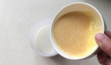然后把蛋液倒入杯子里