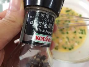 加入黑胡椒碎