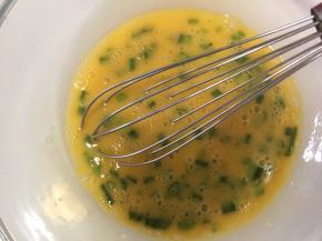 加入葱花搅拌均匀