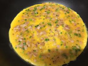 煎至表面9成熟，用铲子从底部稍微铲一下，晃动锅，使饼和锅一起晃动。