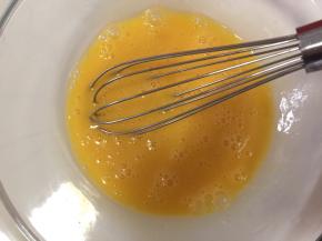 香葱切成葱花
培根切粒粒
鸡蛋打入碗里，加入油充分打散