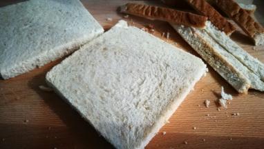 土司片去四边 用擀面杖擀薄