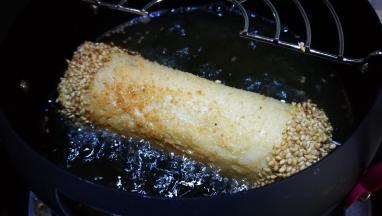 放入油锅中 炸至表面焦黄即可出锅