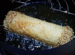 放入油锅中 炸至表面焦黄即可出锅