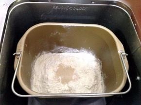 上面加入高粉、酵母启动和面程序20分钟