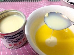 黄油30克和炼乳30克隔水融化搅拌均匀成黄油炼乳酱备用