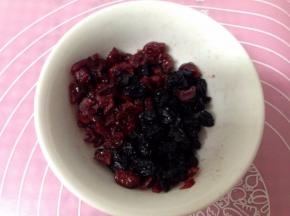 蔓越莓干和蓝莓干洗净，用朗姆酒浸泡30分钟