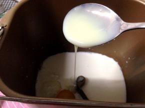 面包桶底部加入牛奶、蛋液、白糖、盐和炼乳