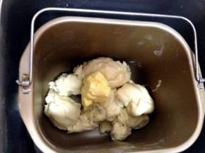 把面团撕碎加入软化的黄油，启动和面程序20分钟