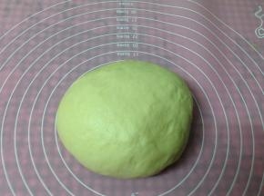 发酵好的面团取出排气揉匀，松弛10分钟