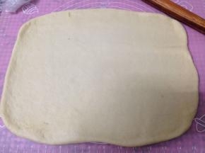 面团松弛好后用擀面杖擀成长方形