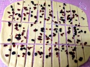 用刮板均匀切成与模具宽窄一致的小块