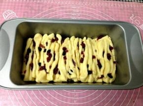 将面片摞起来横放到模具中摆好（13寸模具）