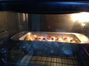 放入烤箱，温度调回180度，中下层，上下火烤制30分钟