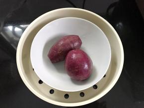 紫薯洗净后放蒸锅蒸熟。