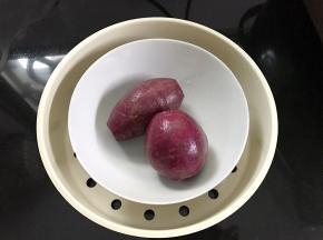 紫薯洗净后放蒸锅蒸熟。