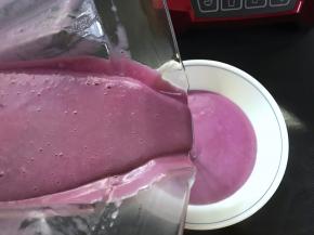 把做好后的羹倒入碗中。