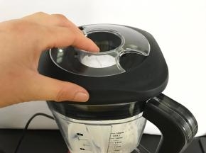 盖上盖子和加料口盖。