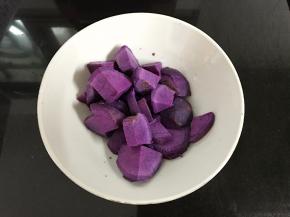 把蒸熟后的紫薯去皮切成小块。