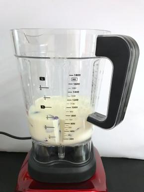 放入切了块的紫薯。