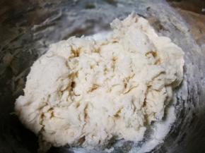 面粉添加清水 搅拌成絮状