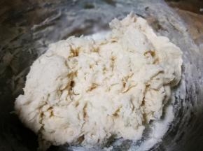 面粉添加清水 搅拌成絮状
