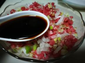 肉馅一抹放入少许盐 十三香 葱花姜末 生抽拌匀