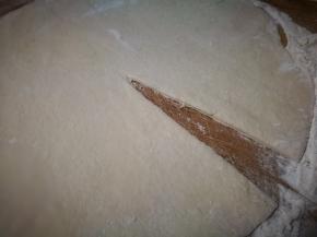 面皮擀好 从中间向外切一刀