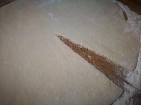 面皮擀好 从中间向外切一刀