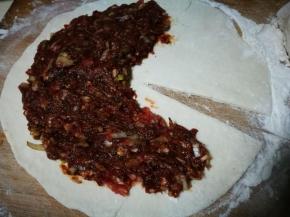 将肉馅如图铺在面皮上