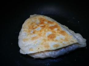 锅中油热煎制肉饼至熟