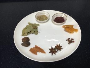 准备好调料：香叶、草果、桂皮、八角、花椒、陈皮、红曲米、小茴。