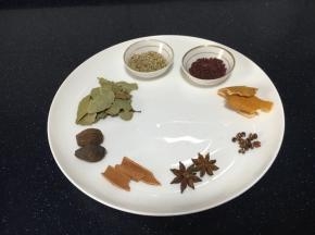 准备好调料：香叶、草果、桂皮、八角、花椒、陈皮、红曲米、小茴。