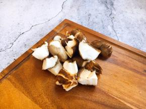 香菇手撕成小朵。