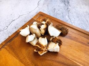 香菇手撕成小朵。