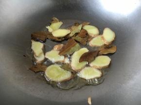 热锅放入2勺炒菜油，放入姜片和香叶，中火煸炒至姜片略带金黄色。