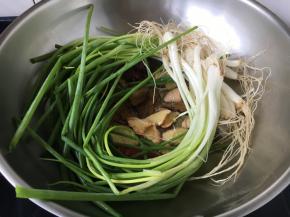 放入小香葱。