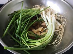 放入小香葱。