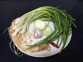 小香葱、蒜、洋葱、姜、干辣椒。