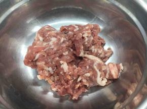 猪肉的梅花肉部分，切成颗粒状的肉末。