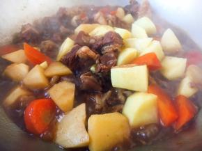 土豆放入锅里，与其它食材一同烧制10分钟左右。