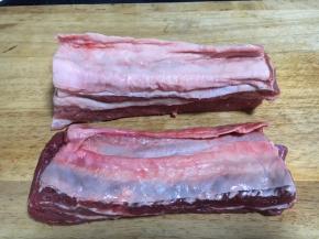 我选用的是内蒙古科尔沁牛肉的纯牛肋条肉。 图中前排的牛肋条肉比图中后排的牛肋条肉总体上薄，特别是底板薄，前排的牛肋条肉品质更佳。