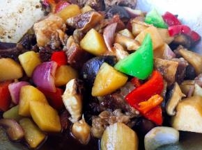 青红椒、洋葱放入锅里，烧制片刻即可。