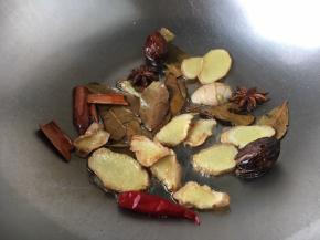 放入八角、草果、桂皮、辣椒煸炒一下，然后改小火。